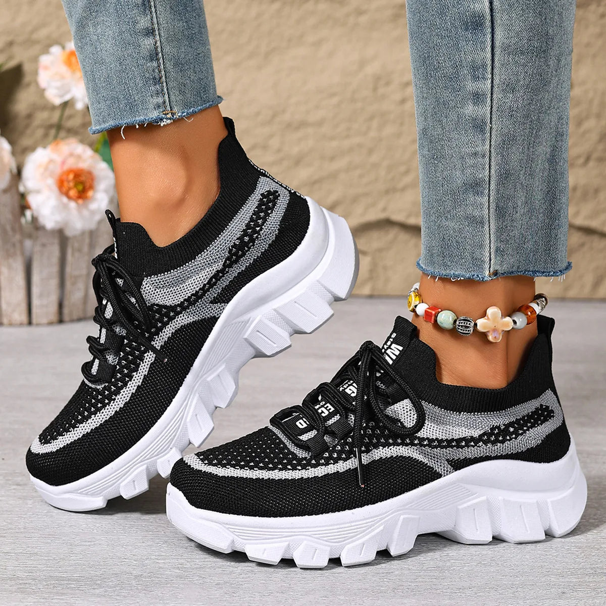 Women's lightweight, breathable, thick-soled sneakers