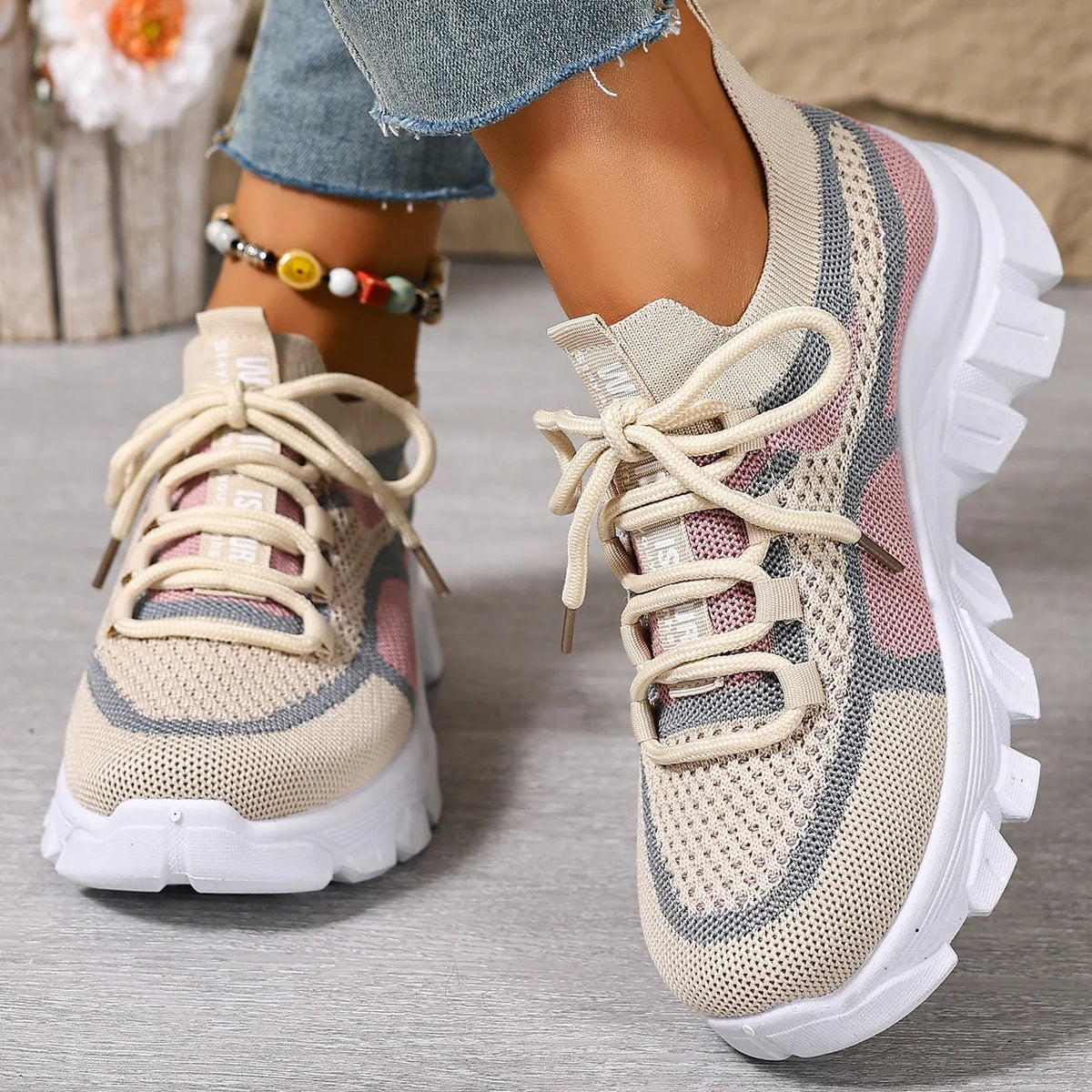 Women's lightweight, breathable, thick-soled sneakers