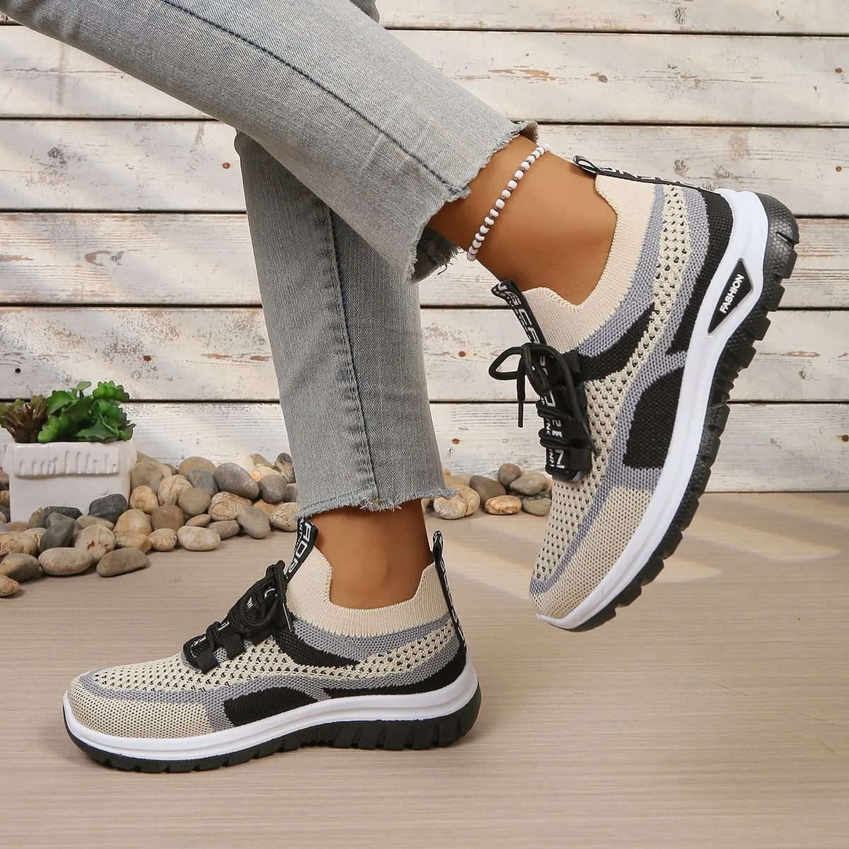 Women's lightweight, comfortable and breathable sneakers