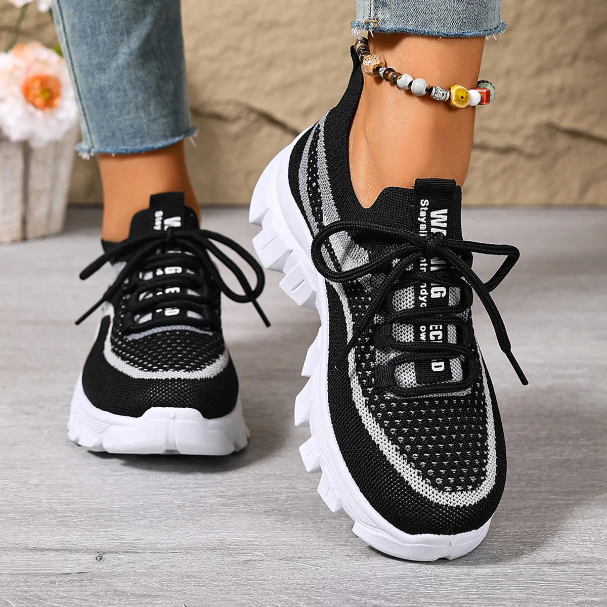 Women's lightweight, breathable, thick-soled sneakers