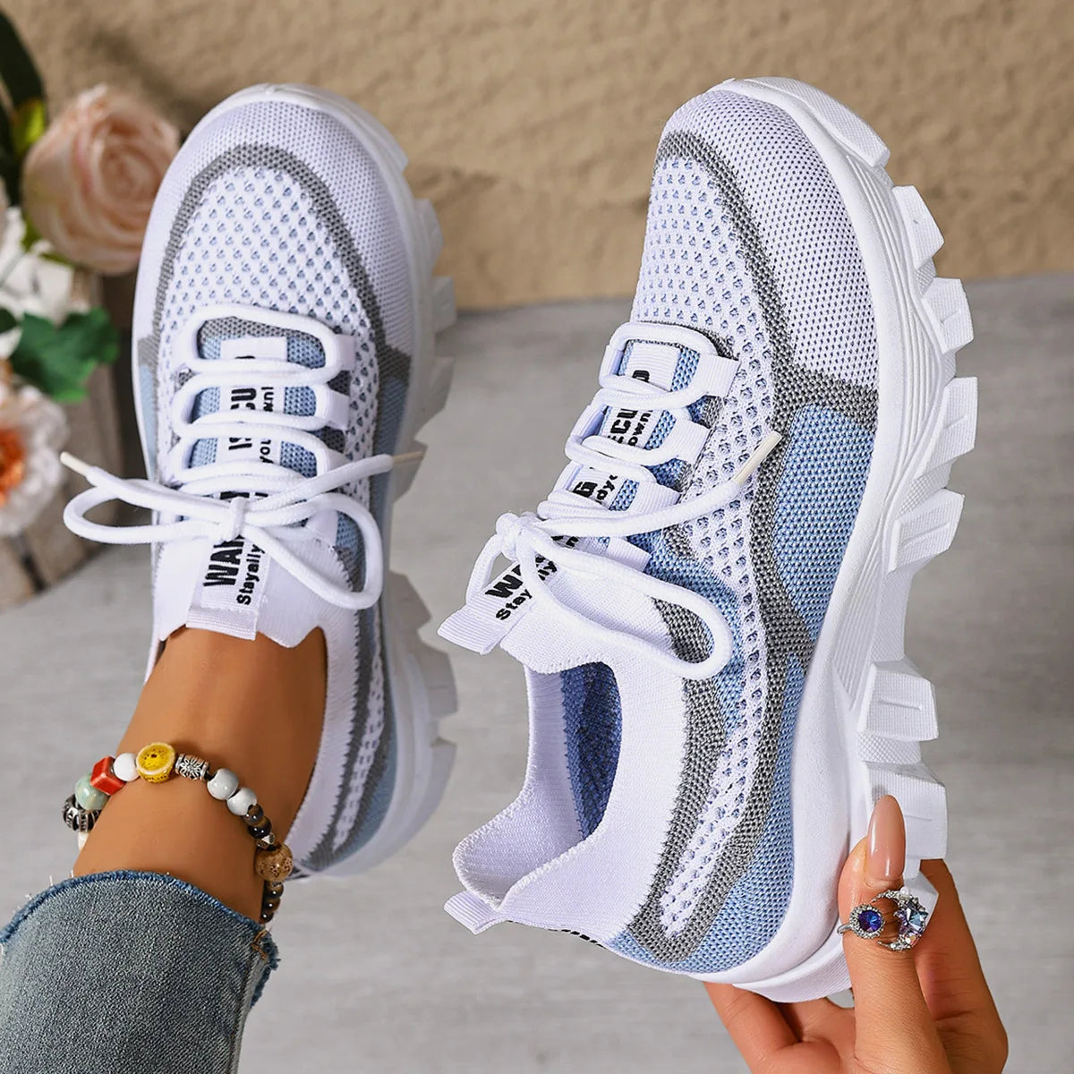 Women's lightweight, breathable, thick-soled sneakers