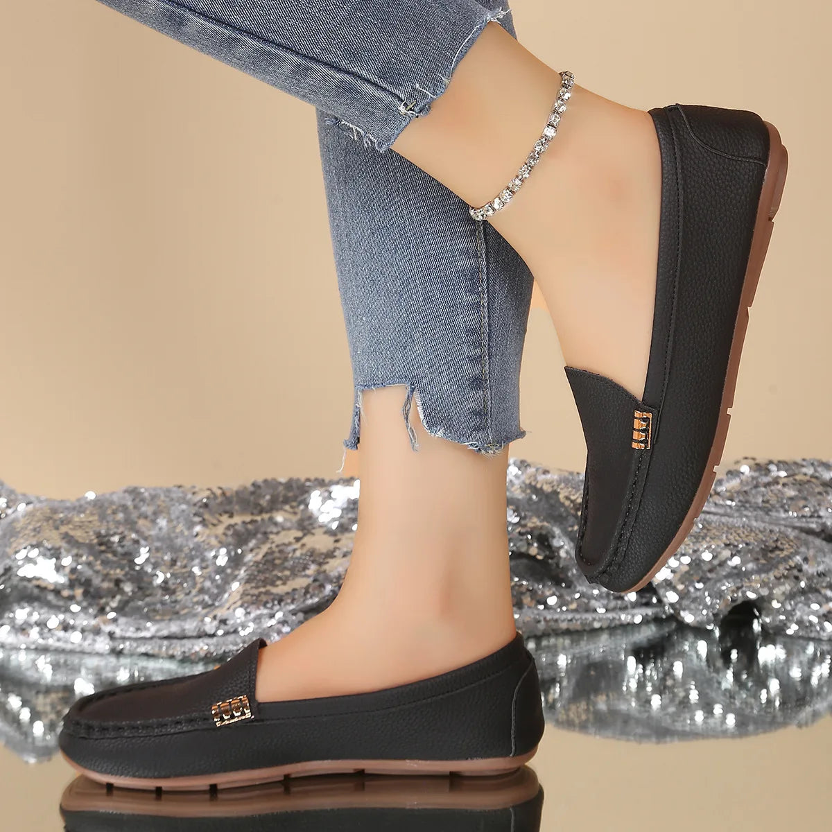 Classic Leather Loafers for Women – Comfortable Slip-On Flats with Gold Buckle Detail